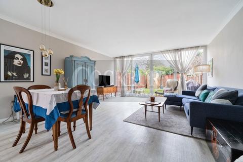 38 Woodmere, London, SE9 5NT