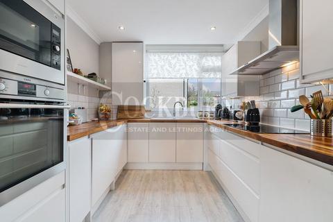 38 Woodmere, London, SE9 5NT