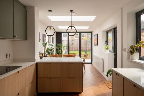 128 Leslie Road, London, E11 4HG