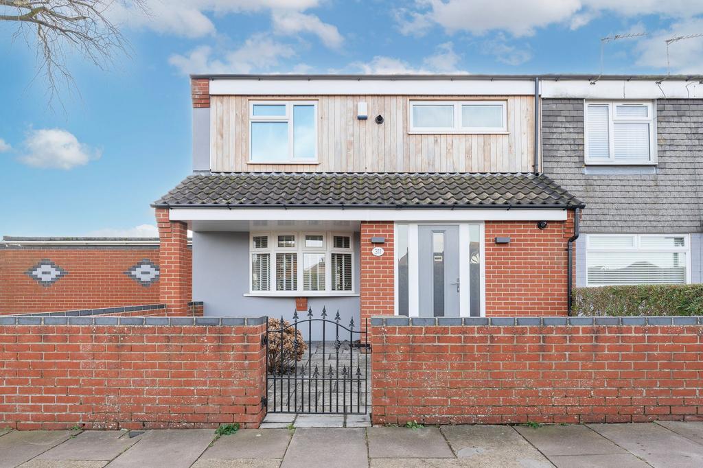 Beccles Road, Gorleston, NR31 3 bed end of terrace house for sale £
