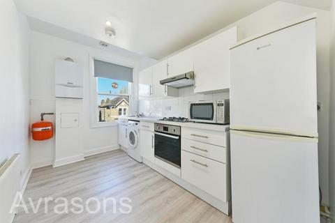 3 bedroom flat to rent, MONTRELL ROAD, BRIXTON HILL