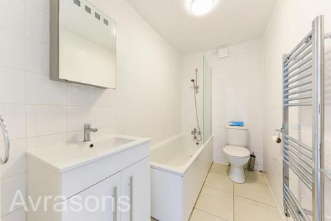 3 bedroom flat to rent, MONTRELL ROAD, BRIXTON HILL