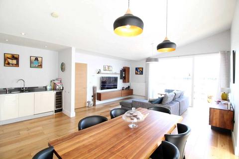 2 bedroom apartment for sale, Halyards Court, Brentford Lock West