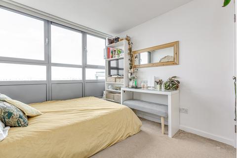 2 bedroom flat to rent, Courtenay House, 9 New Park Road, London