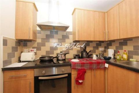 1 bedroom in a flat share to rent, Stepney Causeway