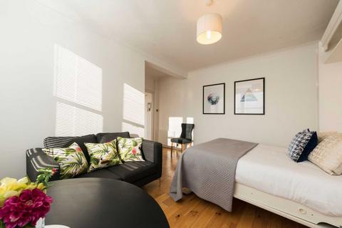 Studio to rent, Hill Street, London W1J