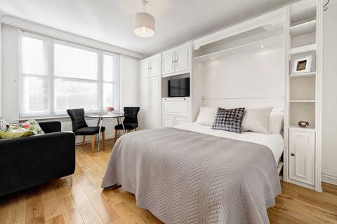 Studio to rent, Hill Street, London W1J