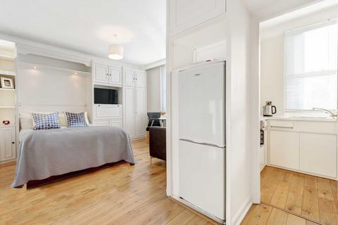 Studio to rent, Hill Street, London W1J