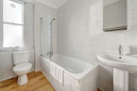 Studio to rent, Hill Street, London W1J