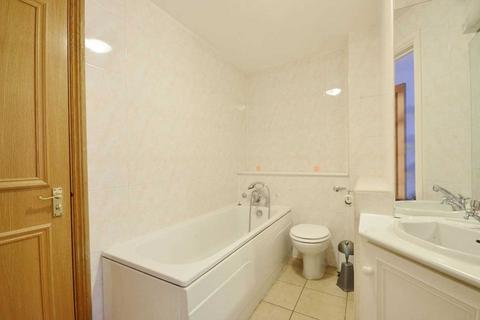 2 bedroom flat to rent, William Morris Way, London SW6