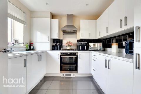 3 Arnwil Drive, Romford, RM3 7GL