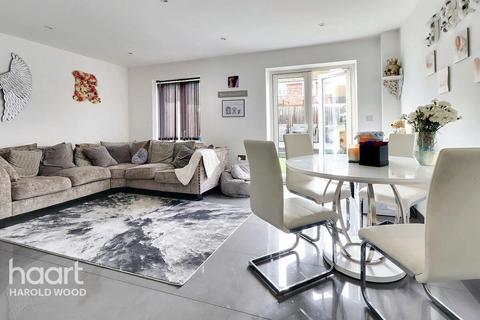 3 Arnwil Drive, Romford, RM3 7GL
