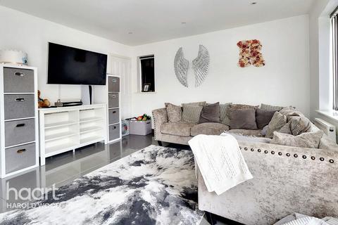 3 Arnwil Drive, Romford, RM3 7GL