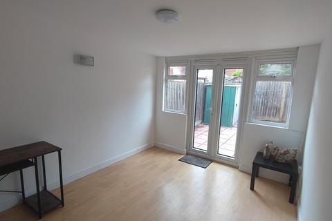 3 bedroom townhouse to rent, Swan Drive, London NW9