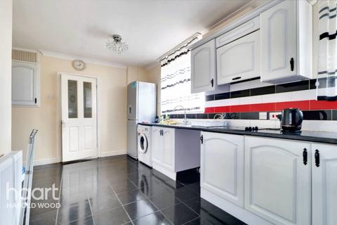 3 bedroom semi-detached house for sale, Whitchurch Road, Romford