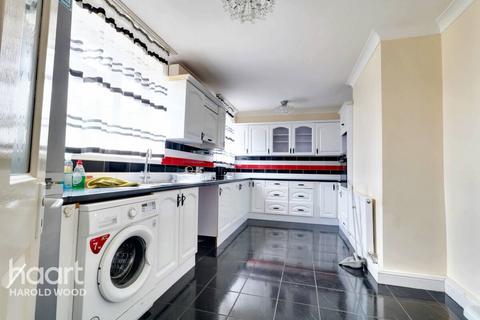 17 Whitchurch Road, Romford, RM3 9EX