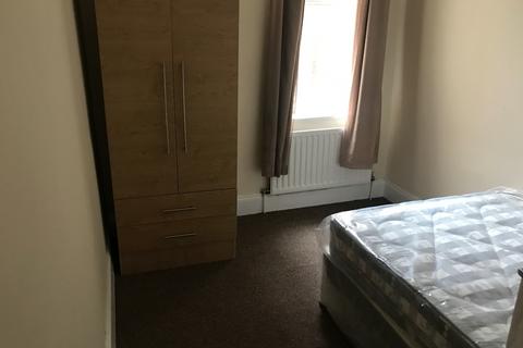 2 bedroom flat to rent, Condercum Road, Fenham NE4
