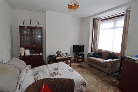 25 Sanderstead Road, South Croydon, CR2 0PE