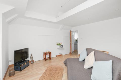 1 bedroom apartment for sale, Kingston Avenue, Leatherhead, Surrey, KT22