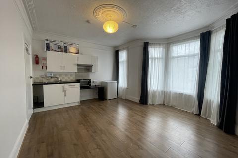 1 bedroom in a house share to rent, NW10 5AE