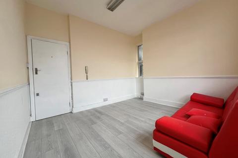 Property to rent, Green Lanes, Palmers Green, N13