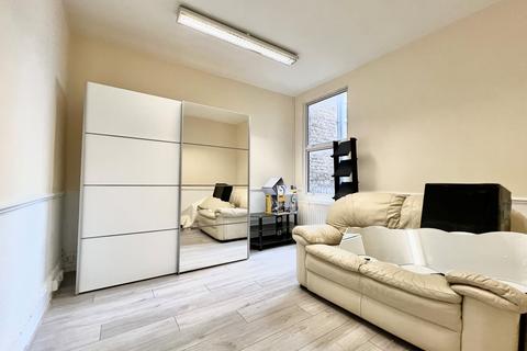 Property to rent, Green Lanes, Palmers Green, N13