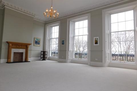 4 bedroom flat to rent, 27, Royal Terrace, Edinburgh, EH7 5AH