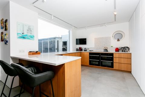 62 Surrenden Road, Folkestone, CT19 4EB