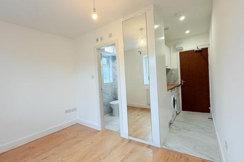 Studio to rent, Chapter Road, Dollis Hill, NW2