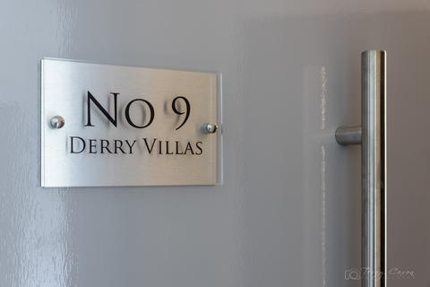 Studio to rent, 84-86 Derrys Villas, Flat 9