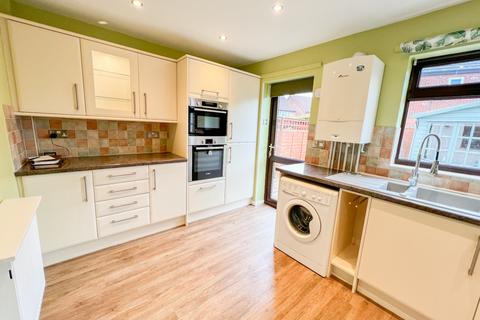 2 bedroom terraced house to rent, St. James Drive, Evesham WR11
