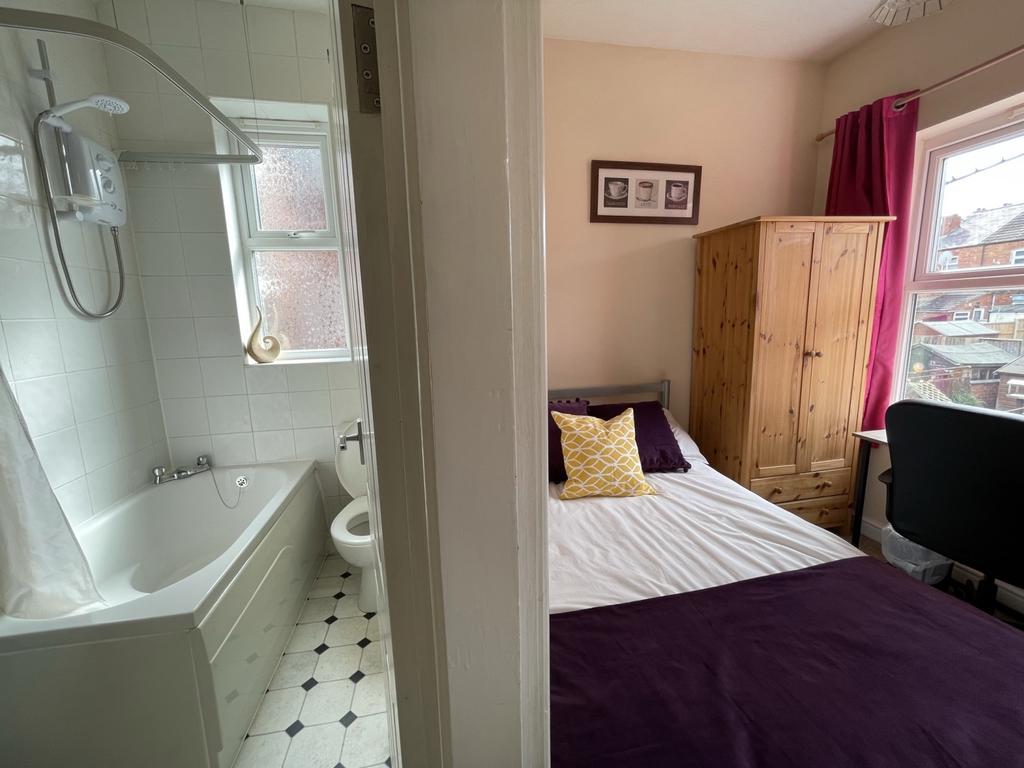 Ensuite Bedroom 4-2