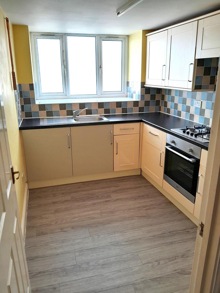 Greenswood Road, Brixham TQ5 2 bed semidetached house £875 pcm (£202 pw)