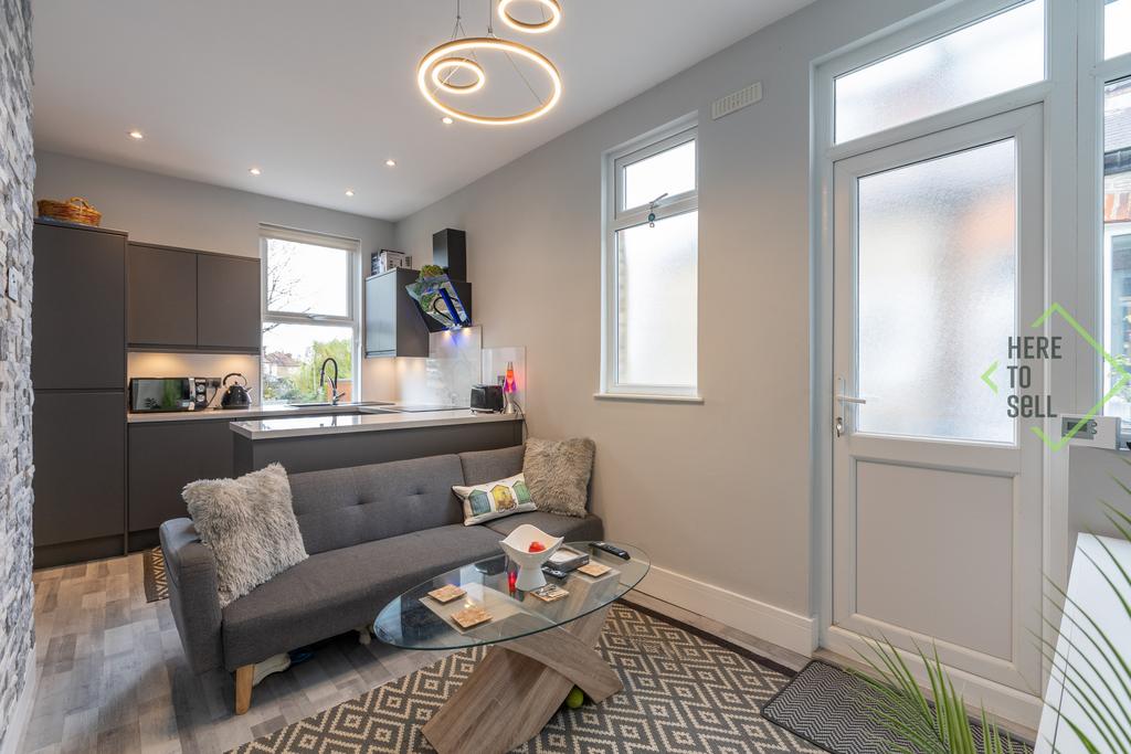 28 Sketty Road EN1 3 SE-25