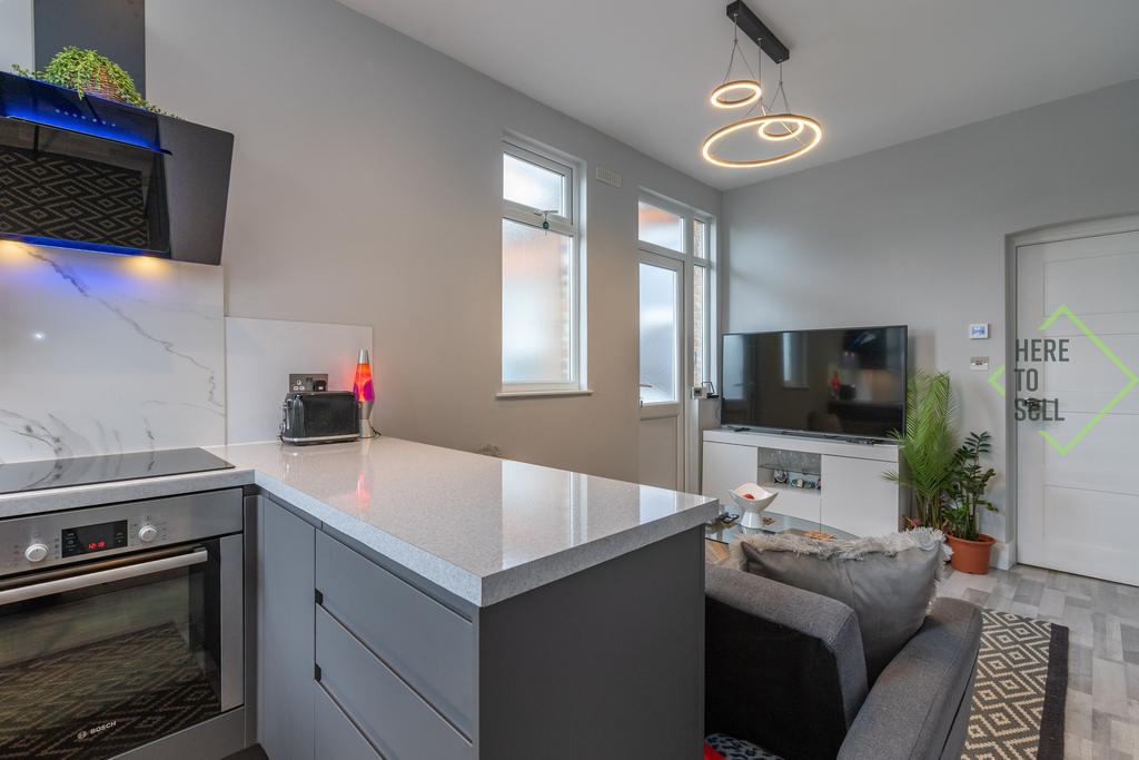 28 Sketty Road EN1 3 SE-21