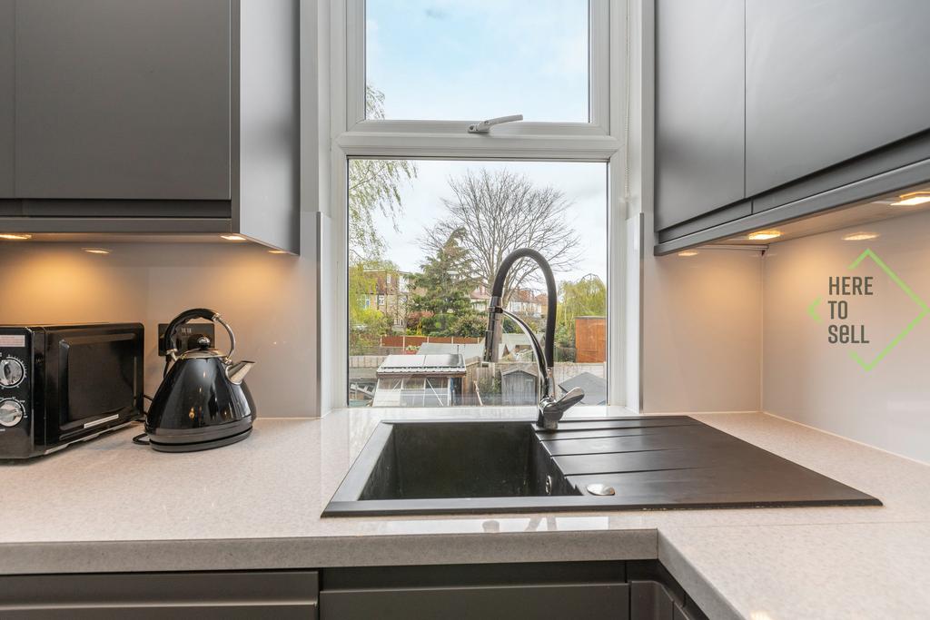 28 Sketty Road EN1 3 SE-23