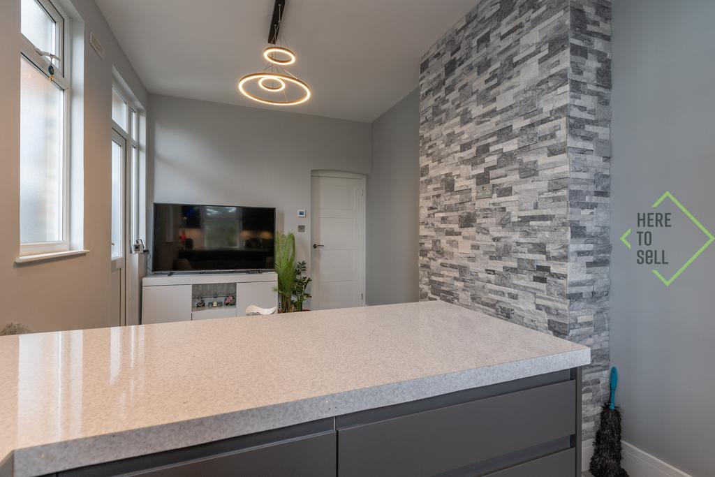 28 Sketty Road EN1 3 SE-22
