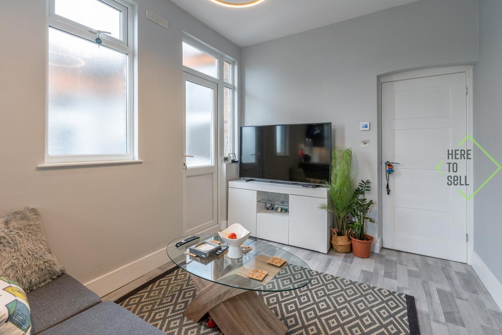 28 Sketty Road EN1 3 SE-29