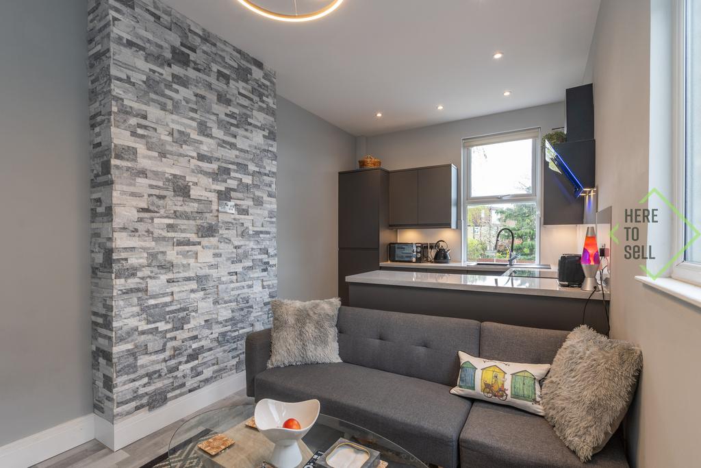 28 Sketty Road EN1 3 SE-27