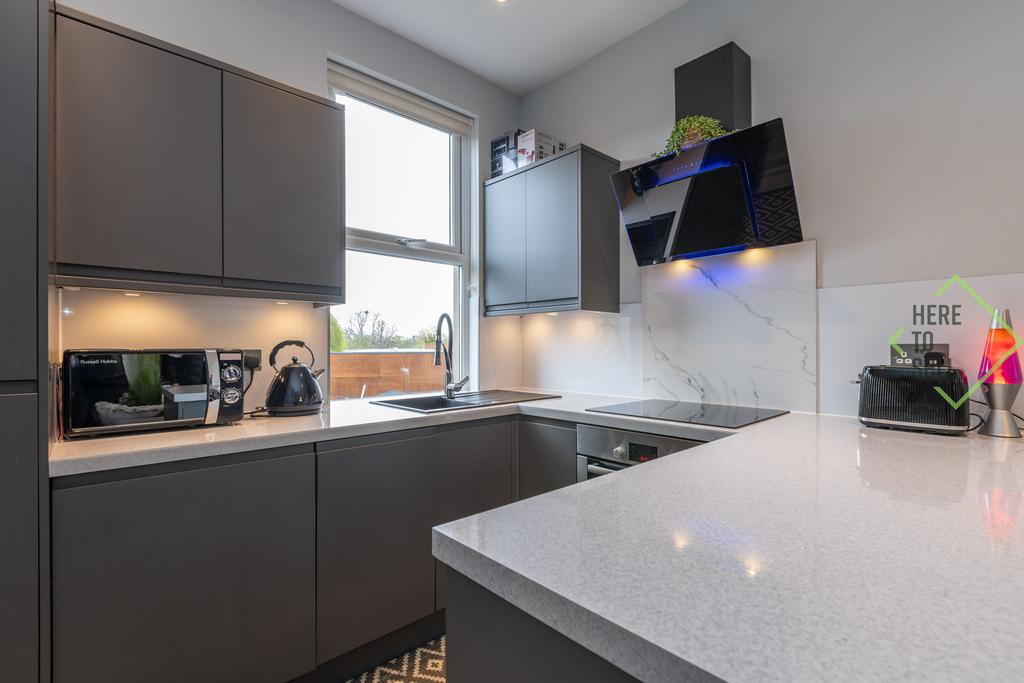 28 Sketty Road EN1 3 SE-19