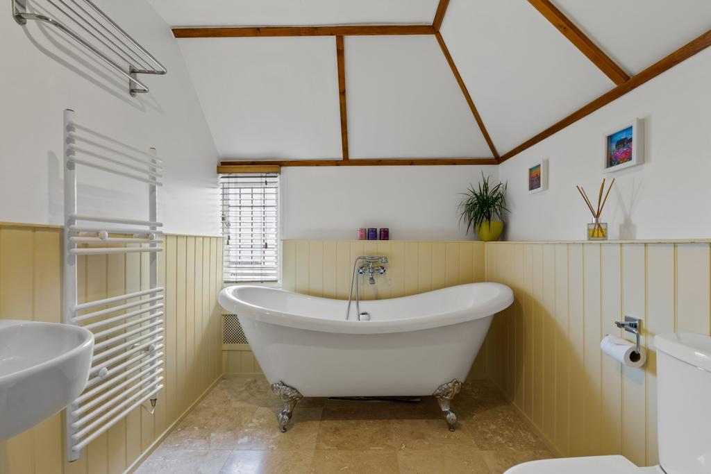 Ensuite to Bed 2