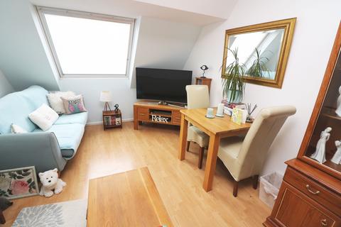 1 bedroom flat for sale, Gresham Court Cherry Orchard, Staines-upon-Thames, Surrey, TW18