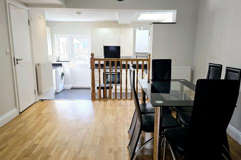 4 bedroom terraced house to rent, Southcroft Road, London SW16