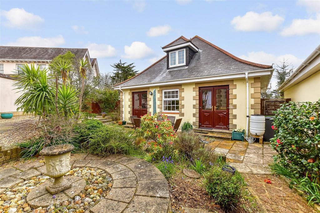 Waters Edge, Bouldnor, Yarmouth, Isle of Wight 3 bed chalet for sale