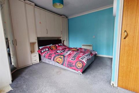 2 bedroom bungalow for sale, Kimbolton Court, ., Peterborough, Cambridgeshire, PE1 2NL