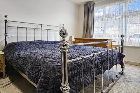20 Robin Hood Way, Greenford, UB6 7QN