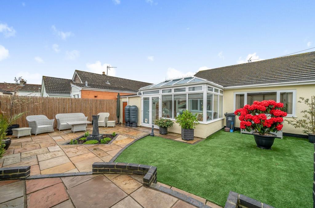 Critchill Grove, Frome, BA11 2 bed semidetached bungalow for sale £