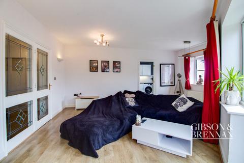 2 bedroom flat for sale, Station Approach, Hockley, SS5