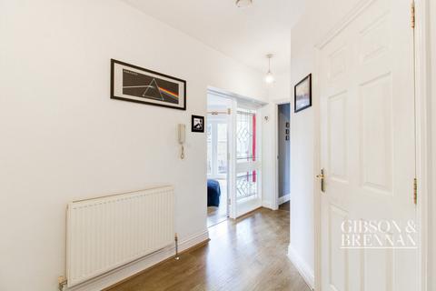 2 bedroom flat for sale, Station Approach, Hockley, SS5