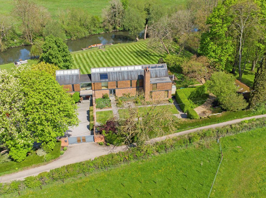 Loddon Drive, Wargrave, Berkshire, RG10. 5 bed detached house for sale